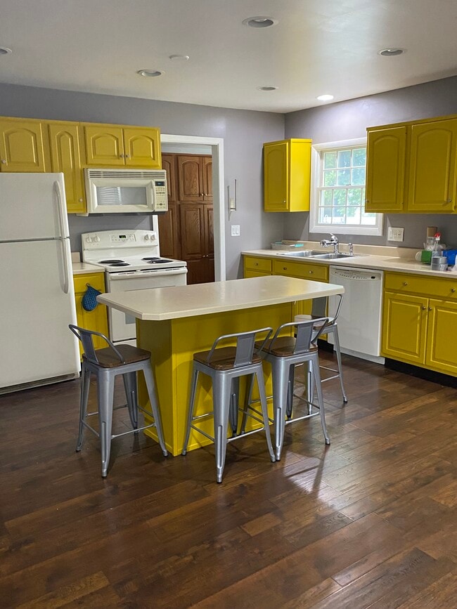 Kitchen w/prep area - 3125 Brereton Ct
