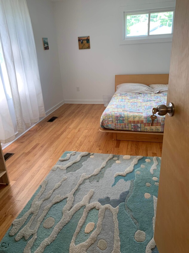 Furnished Master bedroom with bathroom ensuite - 1023 King St
