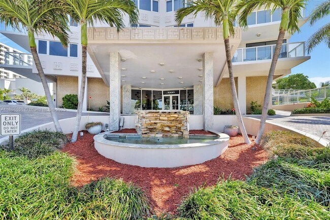Building Photo - 3000 Holiday Dr