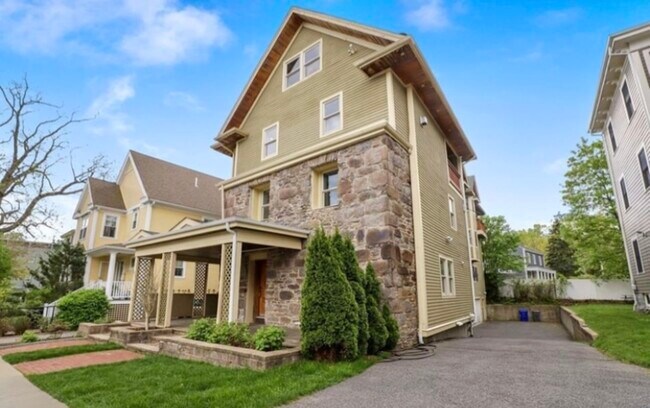 Building Photo - 21 Dorr St