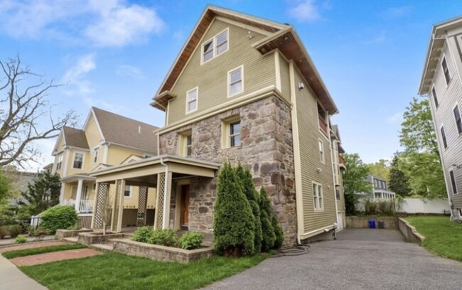 Building Photo - 21 Dorr St