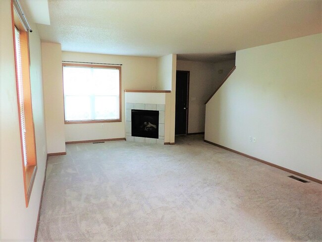 Building Photo - $1,450 | 2 Bedroom 2.5 Bathroom Town Home ...