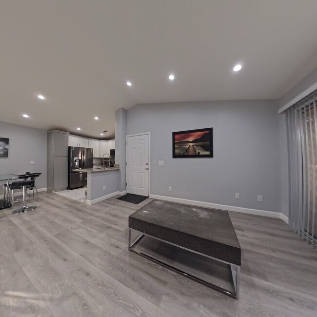 Foto del edificio - Highly Remodeled | 2nd Floor | Vaulted Ceilings