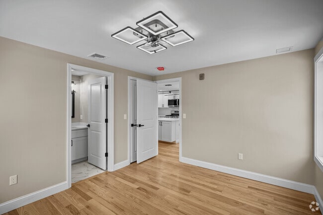 Building Photo - 670 Killingly St