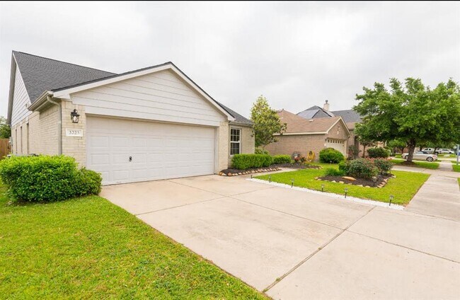 Foto del edificio - 3223 Legends Creek Dr