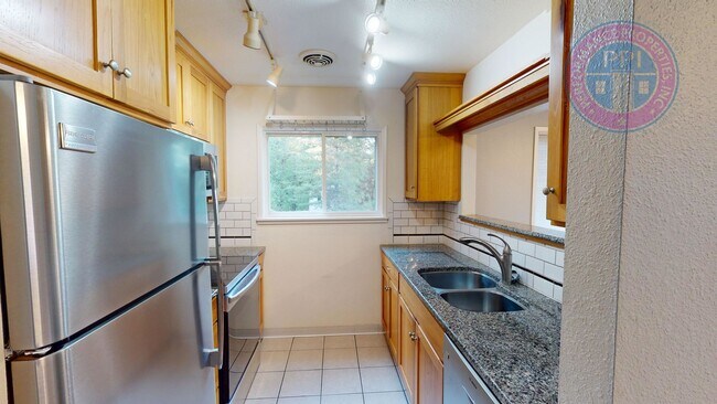 Foto del edificio - West Linn - Linnwood Heights, Stylish Condo, Gym, Pool & Hot Tub / Cable, W,S,G Included In The Rent
