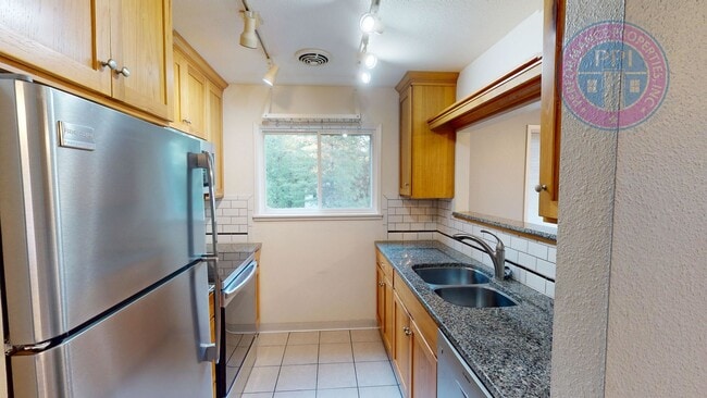 Building Photo - West Linn - Linnwood Heights, Stylish Condo, Gym, Pool & Hot Tub / Cable, W,S,G Included In The Rent