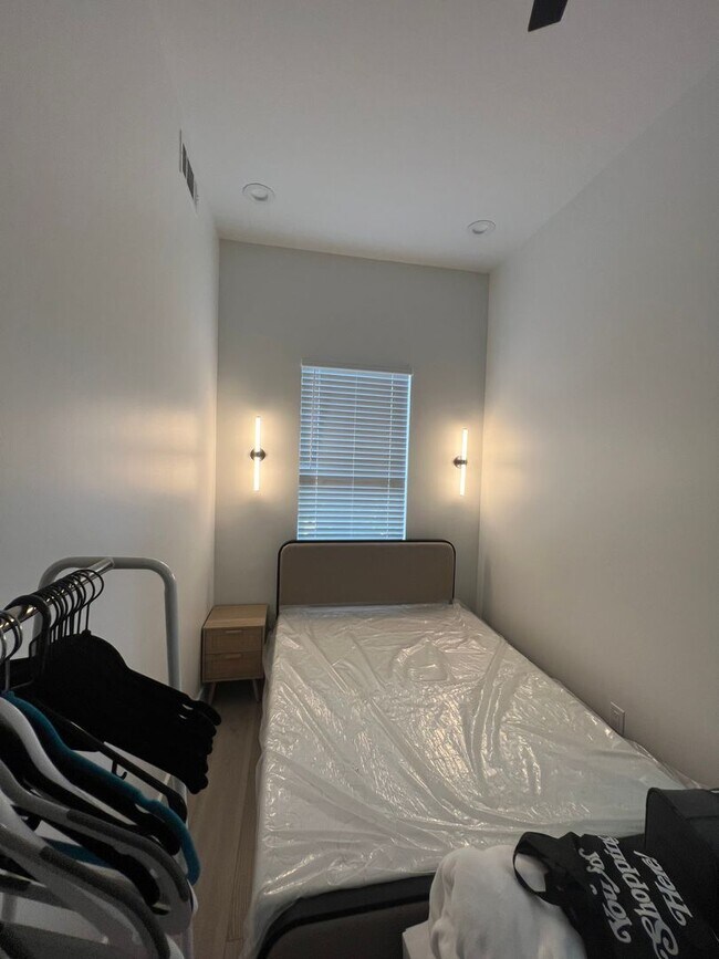 Foto del edificio - New Renovated 5bd/2ba Near Campus with Shared Pool! Available for 18 month lease