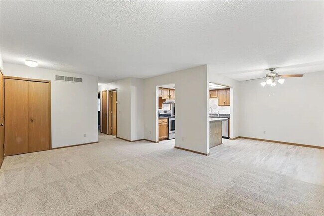 Foto del edificio - Spacious 2 Bedroom Townhome in Maple Grove!