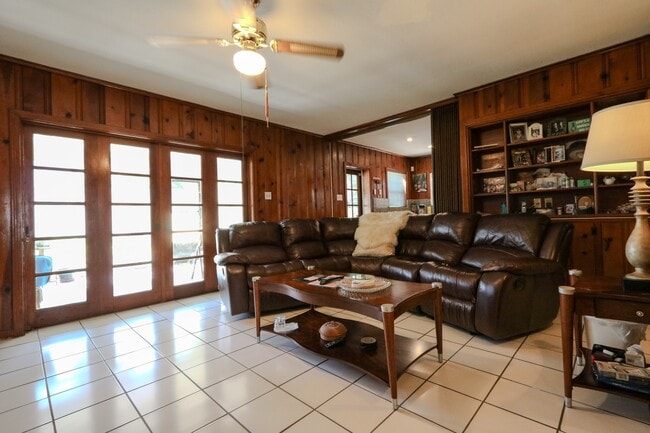 Foto del edificio - 4615 University Oaks Blvd