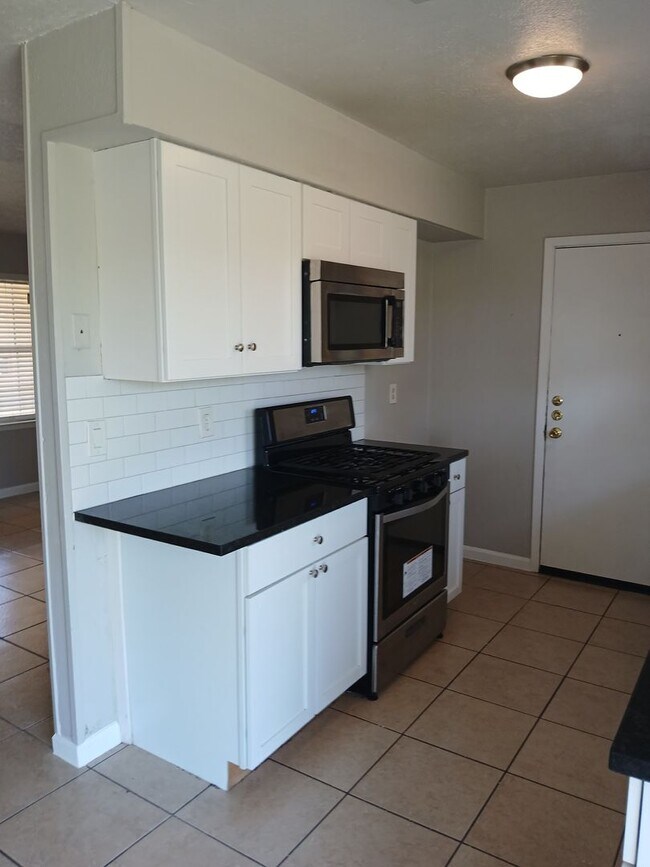 Building Photo - 4 Bedrooms, 2 Full Baths Near I-45 & I-20
