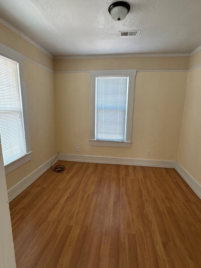 Foto del edificio - 700 N Williamson Ave
