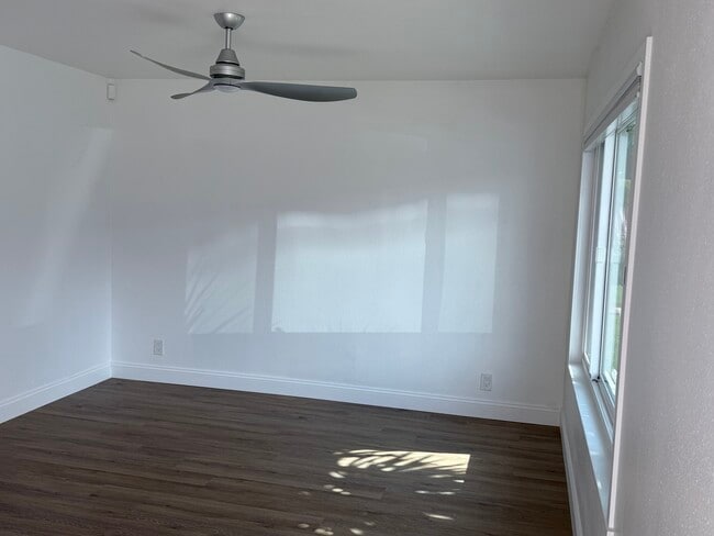 Building Photo - Huntington Bay