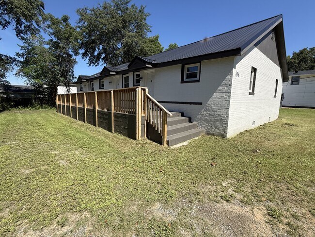 Building Photo - 108 Molette St