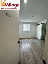 Building Photo - 1528 1/2 W 36th Pl