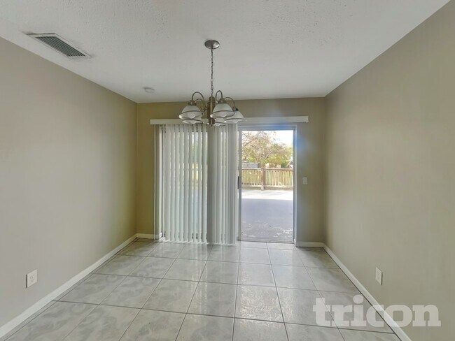 Foto del edificio - 1305 E Oakwood St