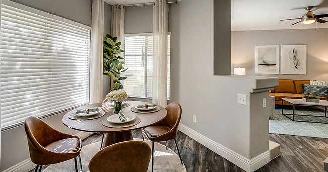 Foto del edificio - Torreyana Apartment Homes