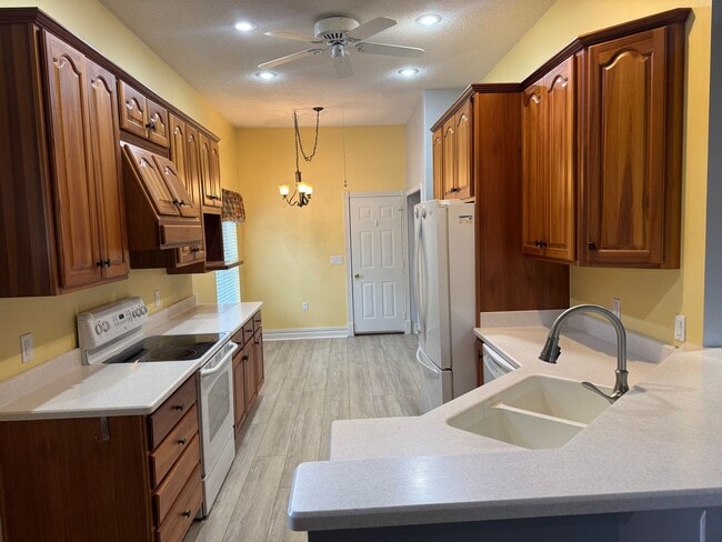 Building Photo - Stunning 3 BR 2 Bath Home!