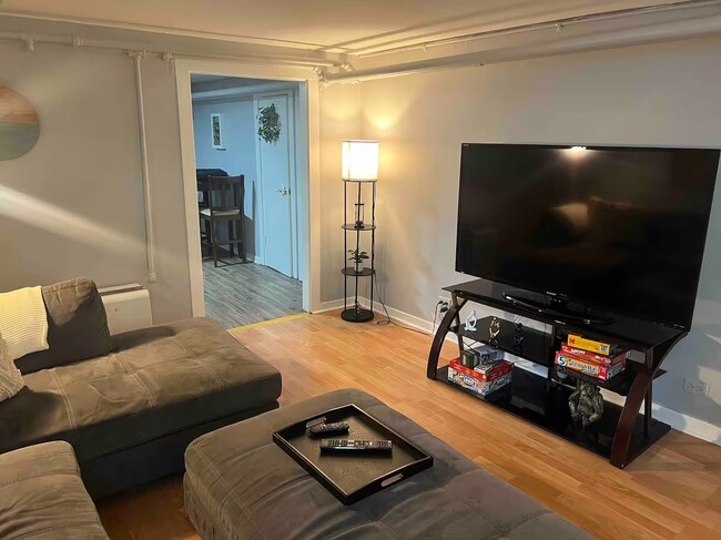 Foto del edificio - 1519 W Granville Ave