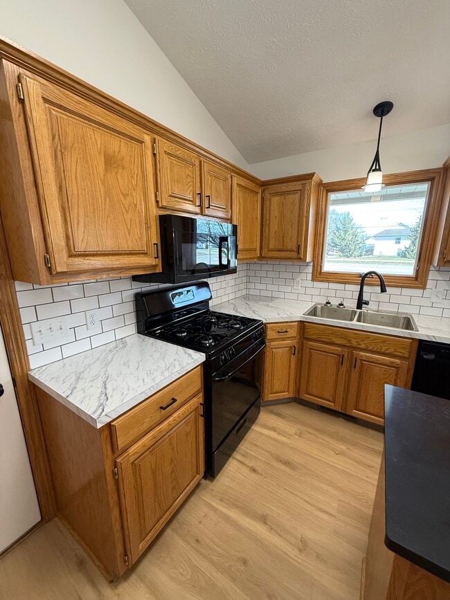 Building Photo - 8197 Cottonwood Dr