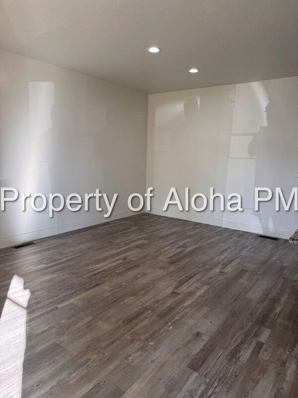 Building Photo - 827 17th Ave S