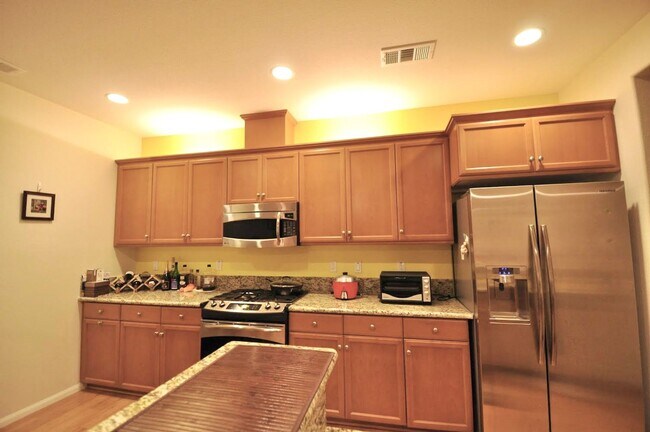Foto del edificio - AVAILABLE JULY~ WONDERFUL CARMEL VALLEY 2BD/2.5BA CONDO! Only $3,595/mo!