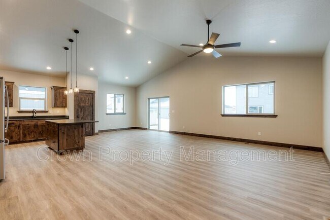 Building Photo - 4032 Snowberry Ave