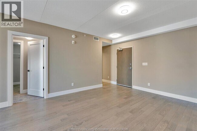 Photo du bâtiment - 2550 Sandwich W Pkwy