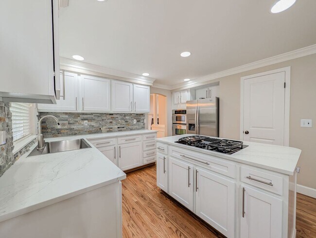 Foto del edificio - Modern and Elegant 3 Bed 2.5 Bath Home Featuring Luxury Finishes & 3-Car Garage!