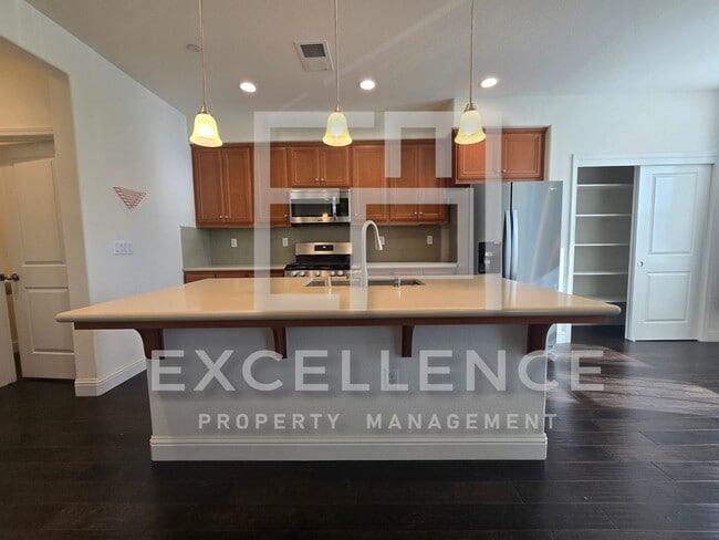 Foto del edificio - Beautiful Updated 3 Story Townhouse With O...