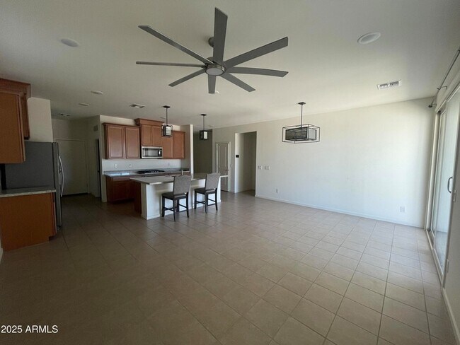 Foto del edificio - 12610 W Northview Ave