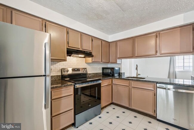 Building Photo - 8277 Crestmont Cir
