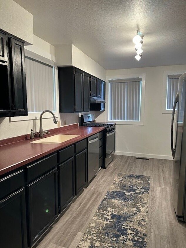 Foto principal - NEWLY REMODELED | East Anchorage | 3BR 1.5...