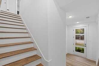 Building Photo - 717 Janisch Rd