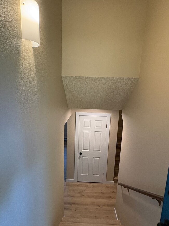 Building Photo - 2 Bed 2 bath off Durston Rd- Brand New Flo...