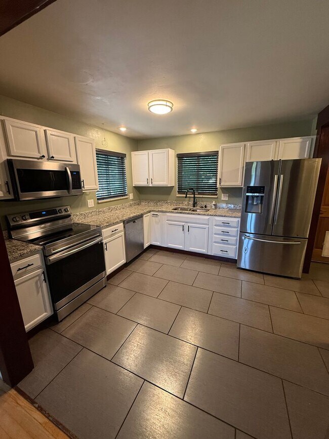 Foto del edificio - 2 bedroom / 1 bath Mid-Century brick duple...