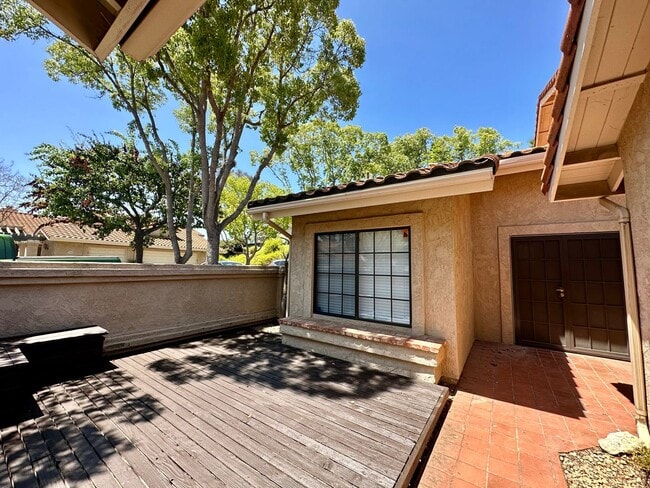 Building Photo - Bright, Beautiful & Upgraded – Townhome Re...