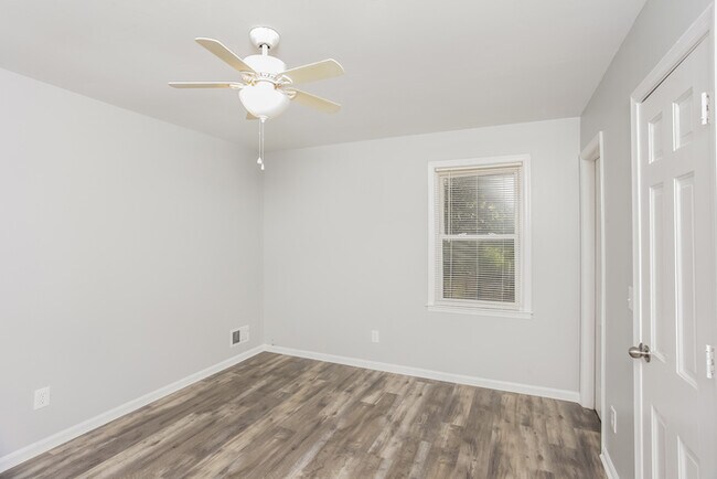 Building Photo - 140 Little Hampton Dr
