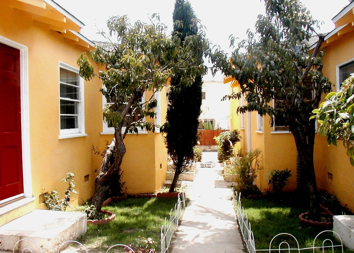 courtyard building - 3120 Colorado Ave