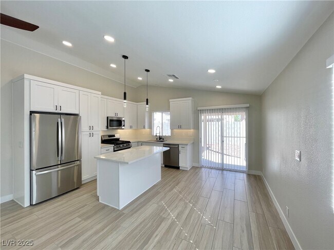 Foto del edificio - 8456 W Gilmore Ave
