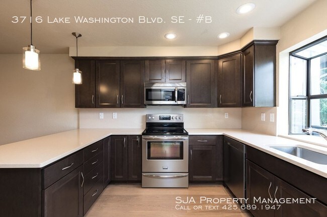 Building Photo - Renovated 4 Bedroom Bellevue Condo