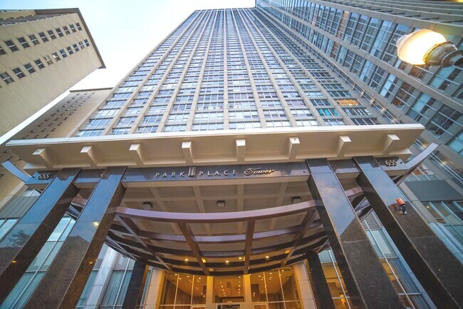 Foto del edificio - 655 W Irving Park Rd
