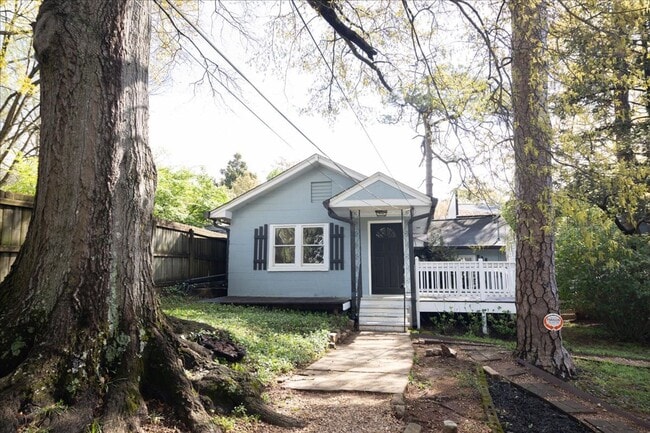 Building Photo - Beautifully Renovated 2/1 in Desirable Grant Park!