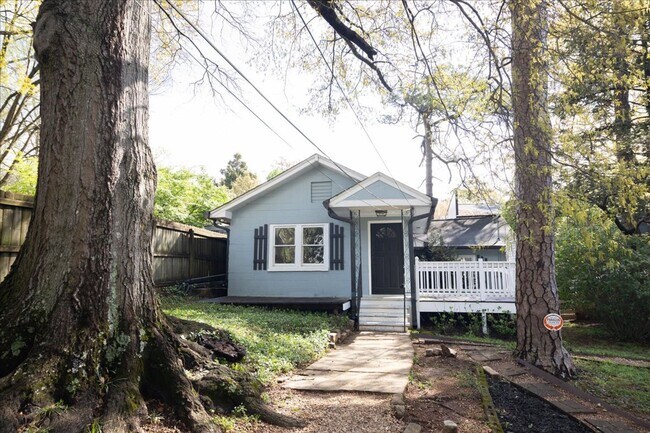 Foto del edificio - Beautifully Renovated 2/1 in Desirable Grant Park!