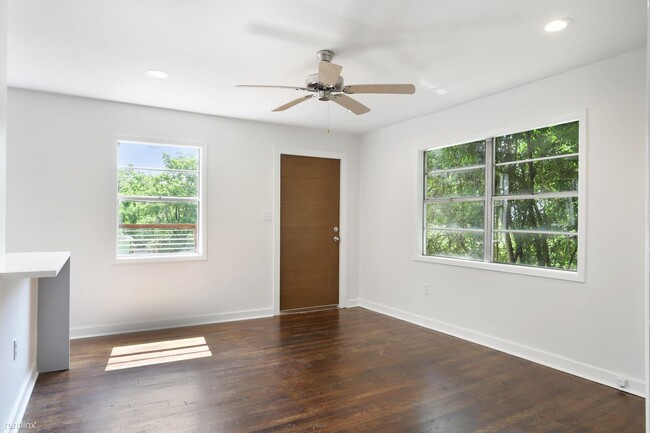 Building Photo - 1 br, 1 bath 4plex - 1021 Monroe Street D