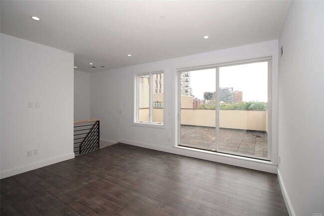 Building Photo - 205 12th St