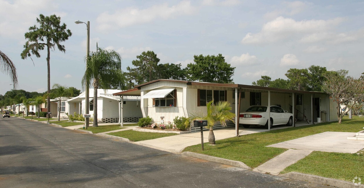 King Richards Court Mobile Homes Apartments in Riverview, FL