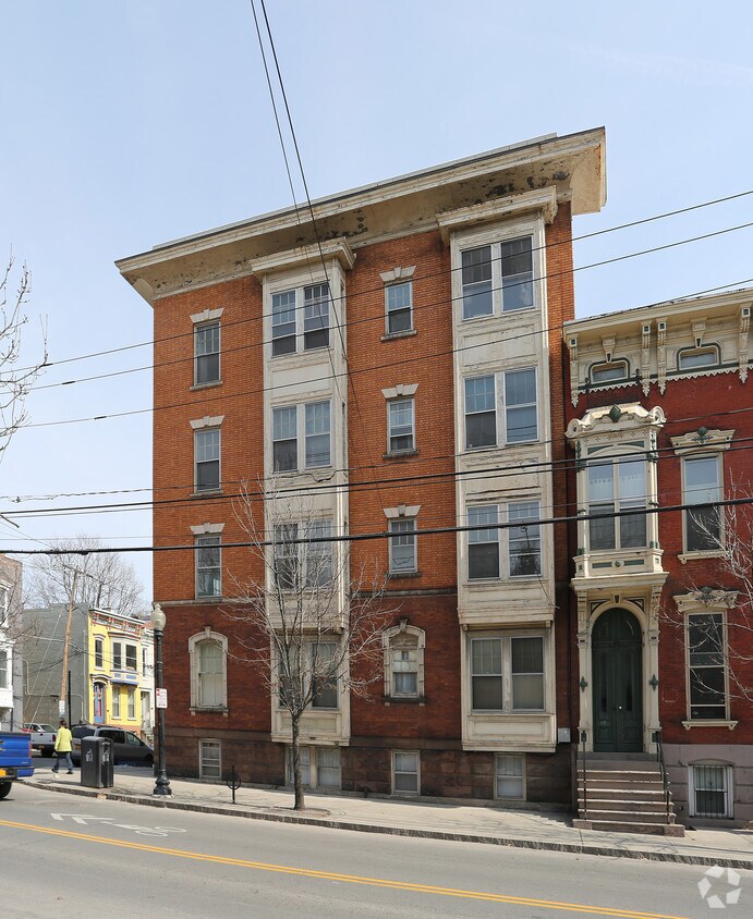Building Photo - 176 Chestnut St