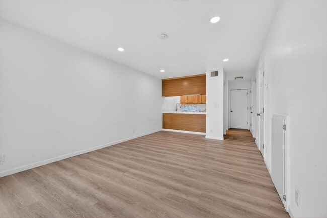 Foto del edificio - Completely Remodeled 2-Bedroom Townhome – Everything Brand New!