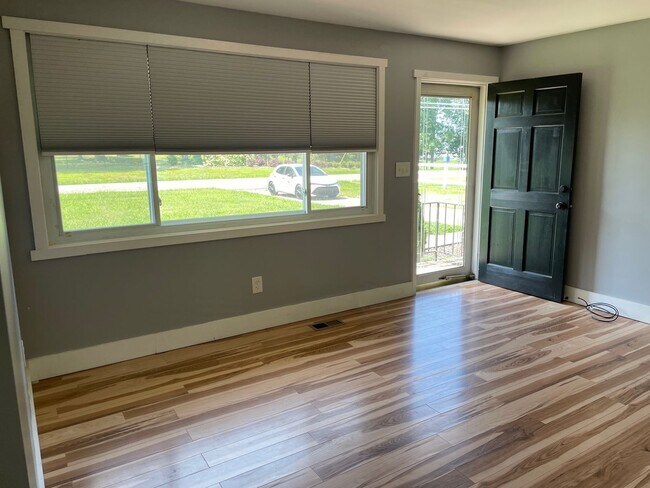 Foto del edificio - 3 BED WITH BONUS ROOM, 2 BATH LOCATED IN T...